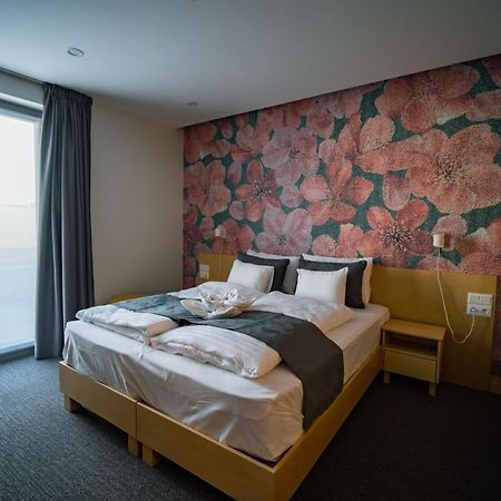 Eleven Business & Sport Hotel Jaszarokszallas Екстер'єр фото