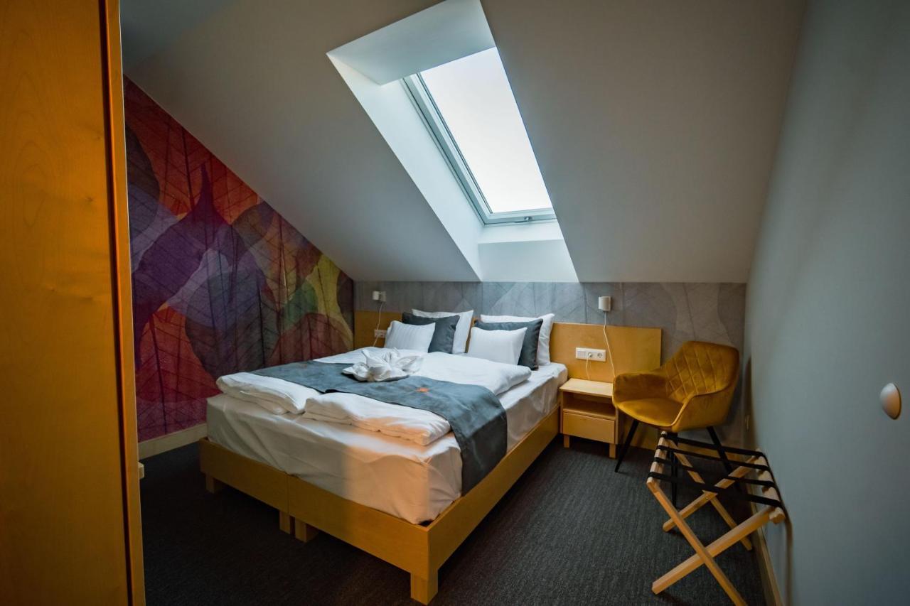 Eleven Business & Sport Hotel Jaszarokszallas Екстер'єр фото