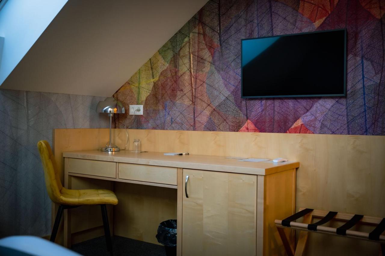 Eleven Business & Sport Hotel Jaszarokszallas Екстер'єр фото