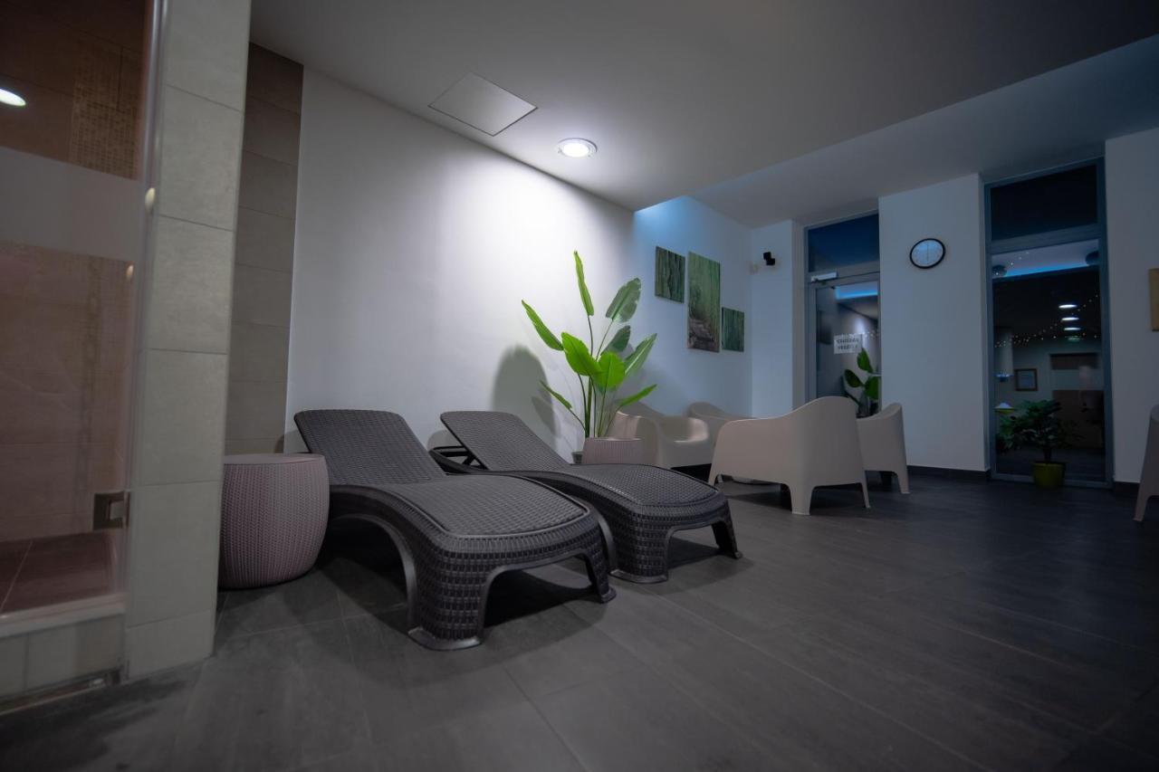 Eleven Business & Sport Hotel Jaszarokszallas Екстер'єр фото