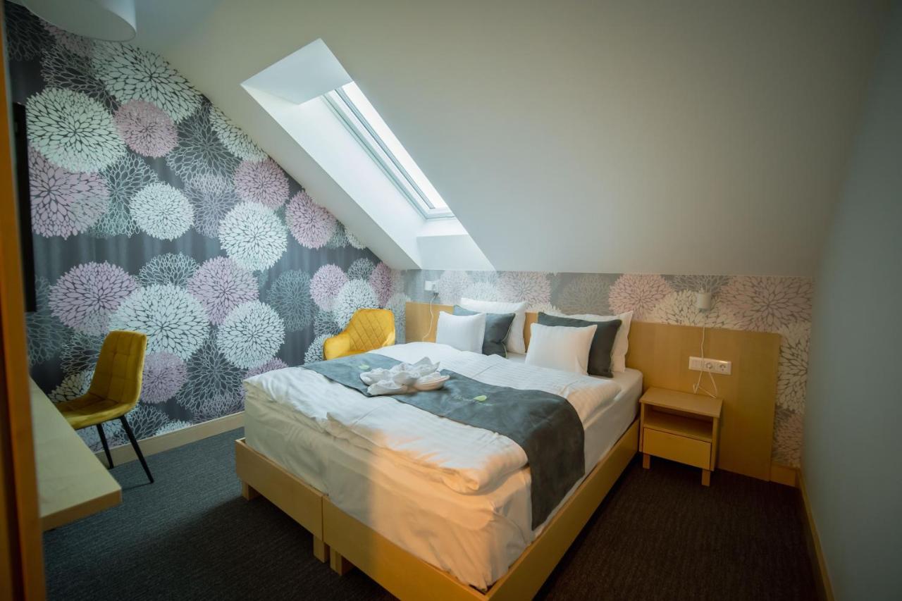 Eleven Business & Sport Hotel Jaszarokszallas Екстер'єр фото