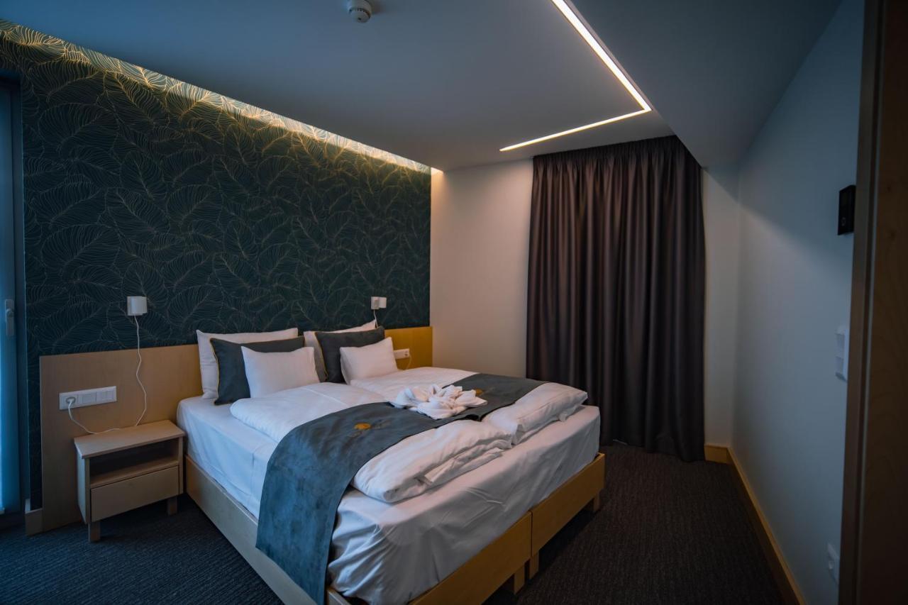 Eleven Business & Sport Hotel Jaszarokszallas Екстер'єр фото