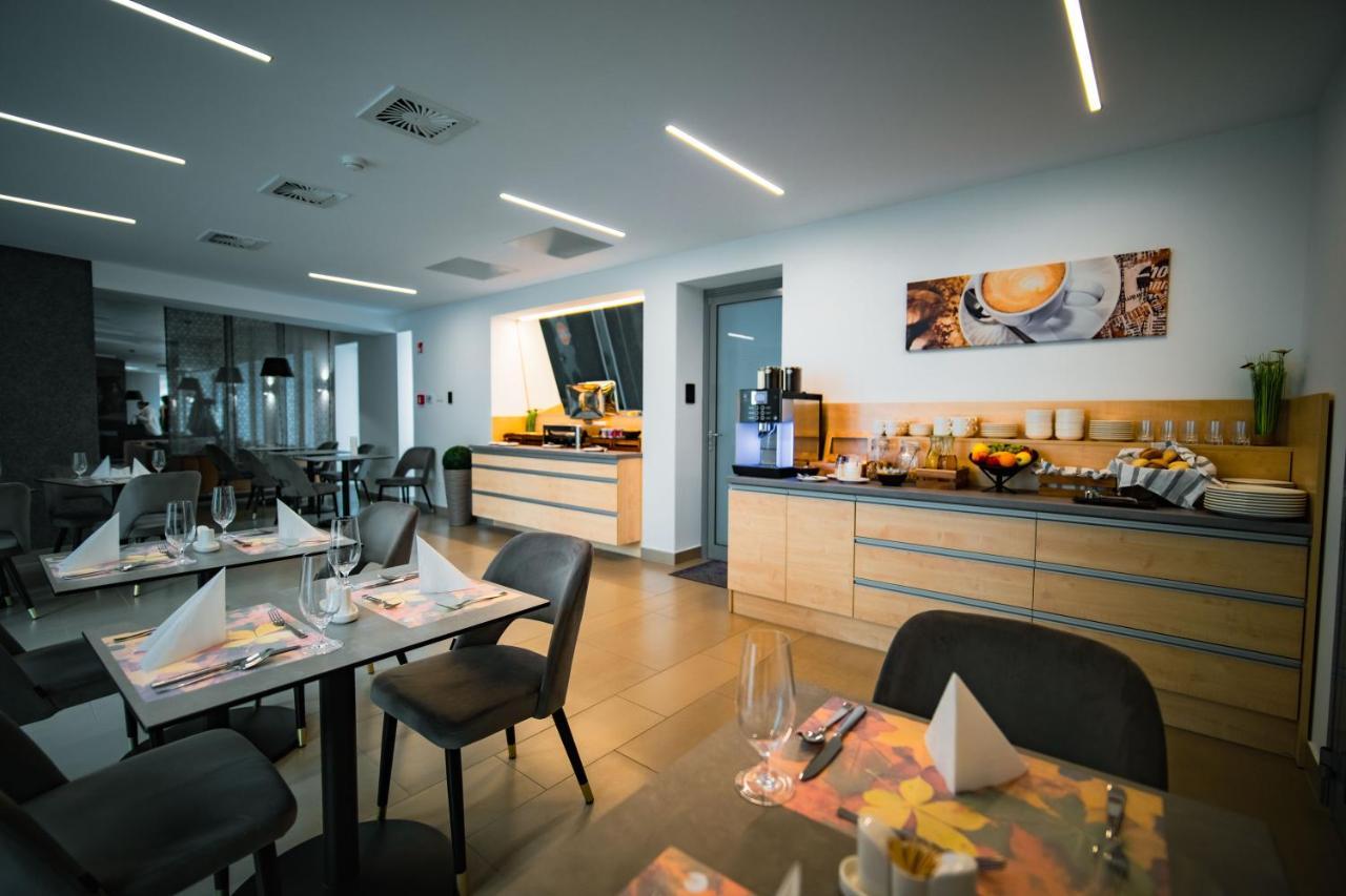Eleven Business & Sport Hotel Jaszarokszallas Екстер'єр фото