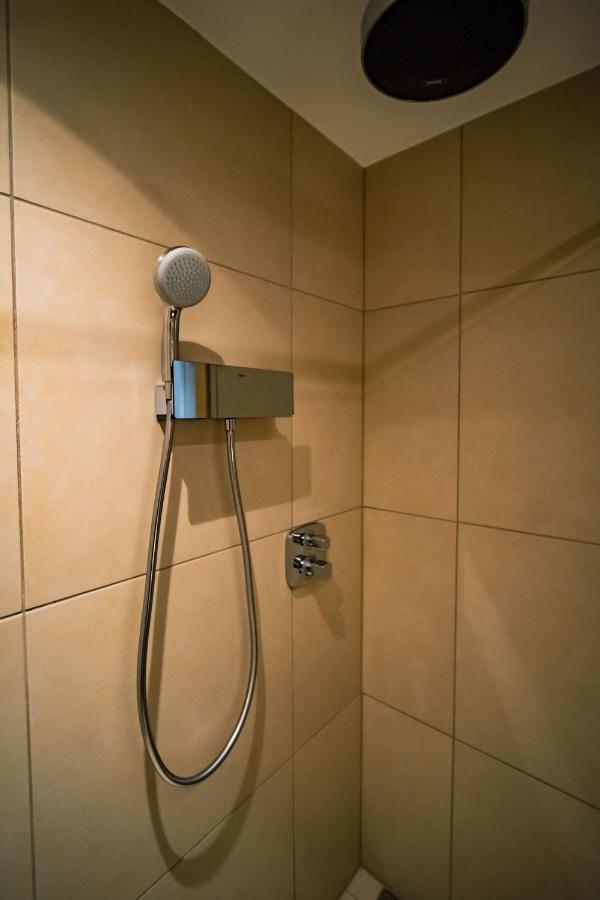 Eleven Business & Sport Hotel Jaszarokszallas Екстер'єр фото