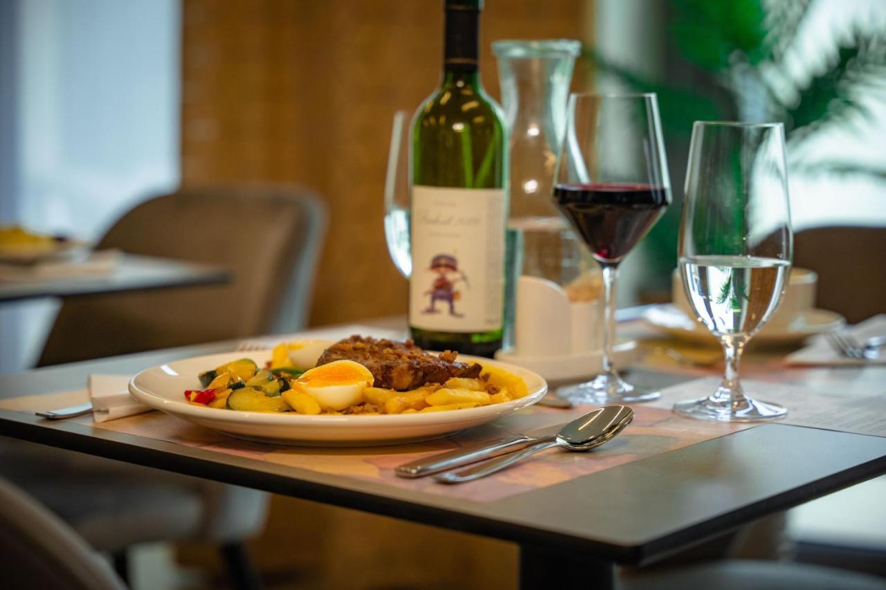 Eleven Business & Sport Hotel Jaszarokszallas Екстер'єр фото