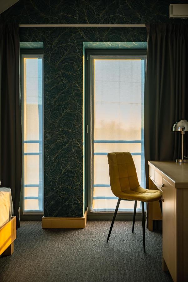 Eleven Business & Sport Hotel Jaszarokszallas Екстер'єр фото
