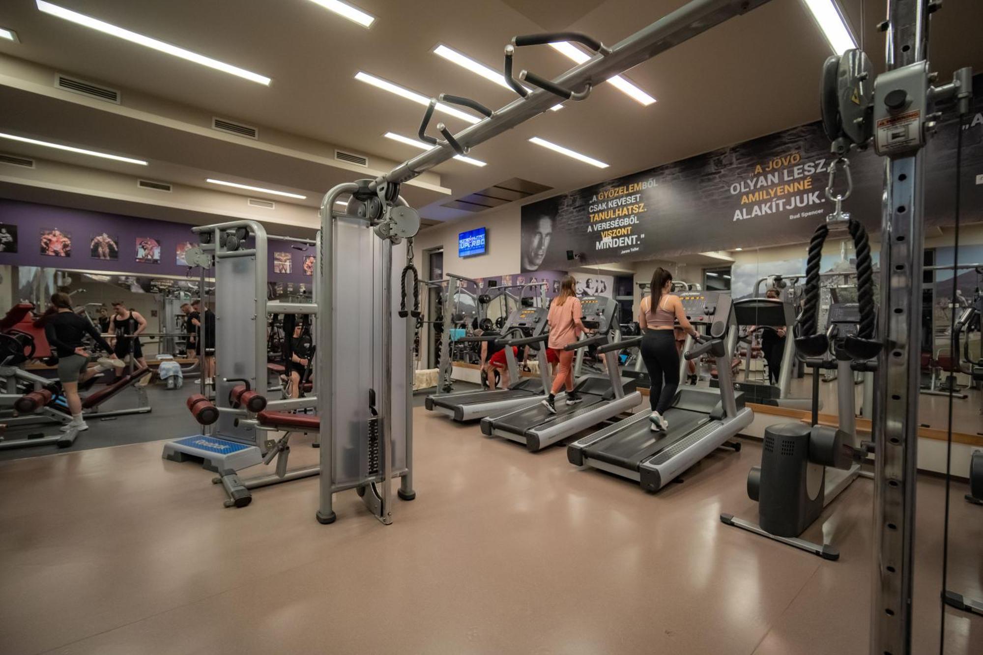 Eleven Business & Sport Hotel Jaszarokszallas Екстер'єр фото