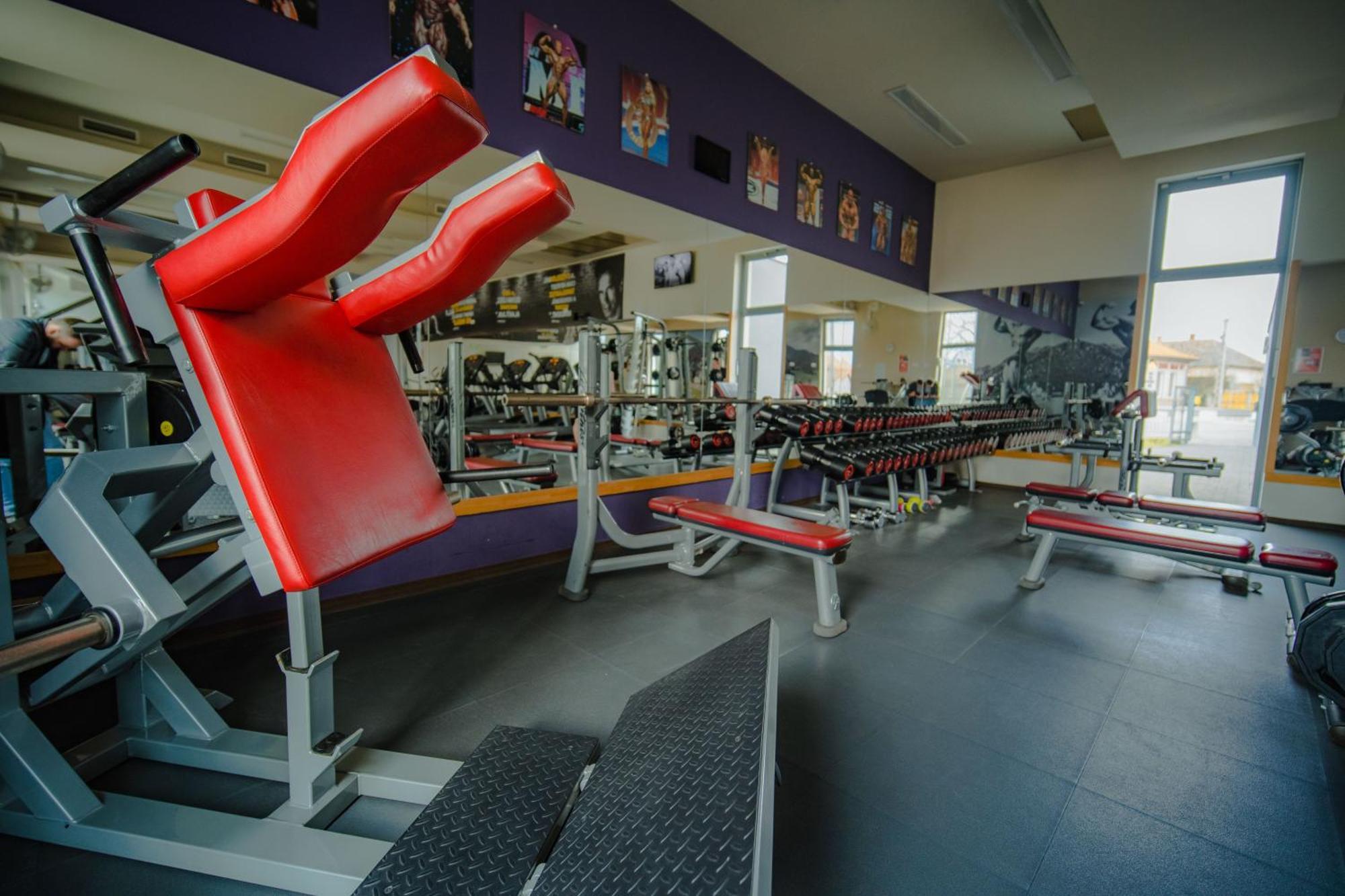 Eleven Business & Sport Hotel Jaszarokszallas Екстер'єр фото